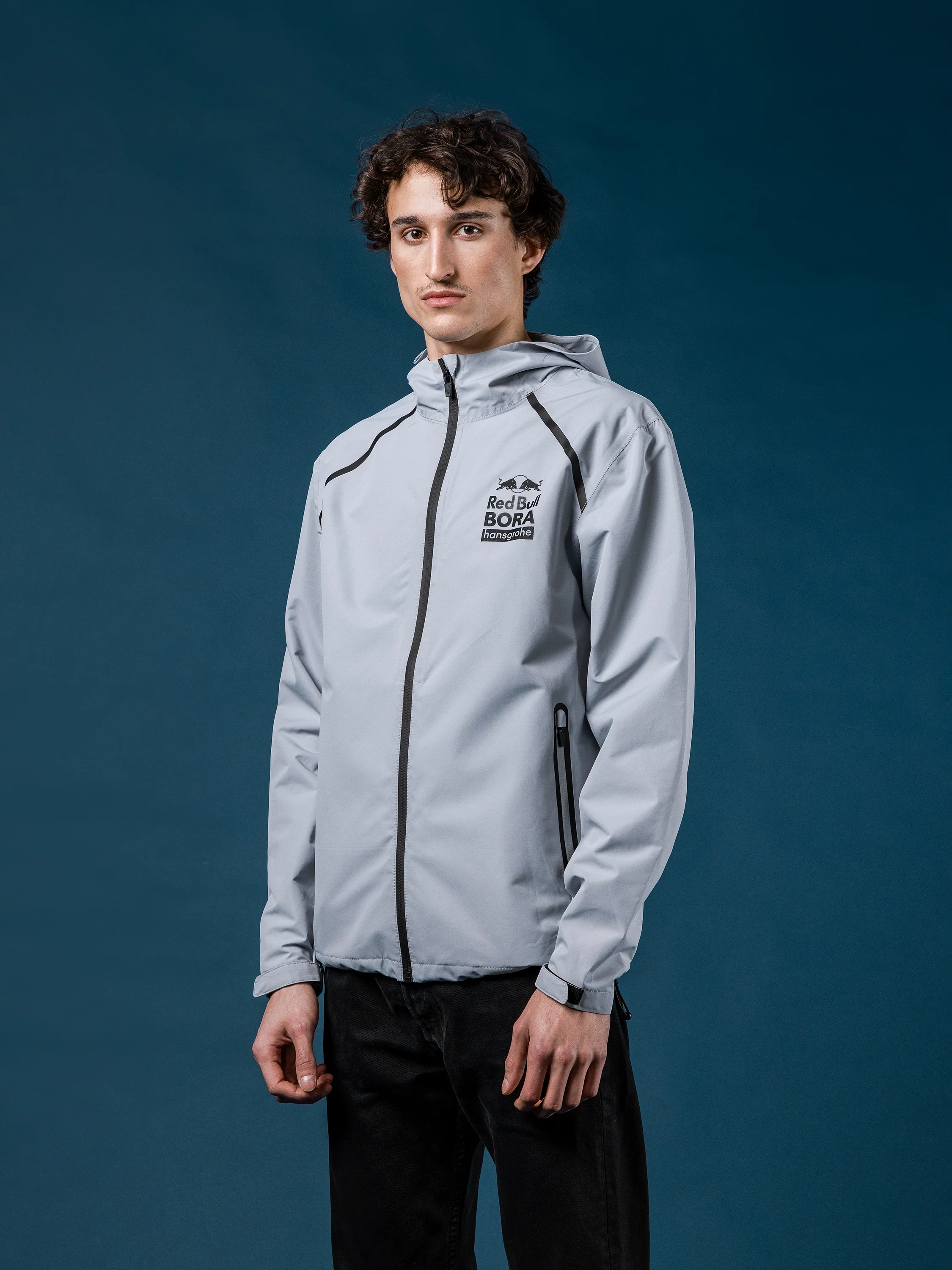 1715-red-bull-bora-hansgrohe-essential-mono-rainjacket-7.webp Red Bull BORA hansgrohe Essential Mono Rainjacket